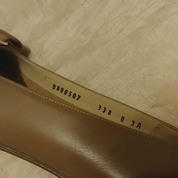 Salvatore Ferragamo Leather Bow Low Pump - Picture 6 of 6